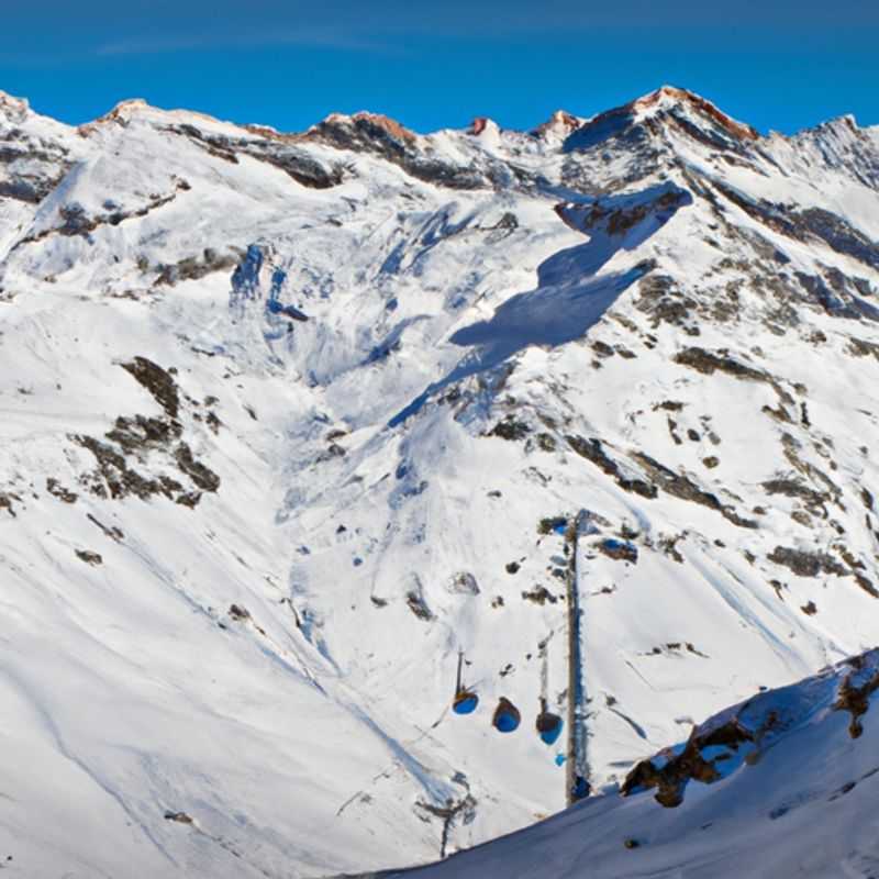 Un esquiador solitario desciende por las laderas nevadas de Andermatt, Suiza, disfrutando de la emoción y la libertad del esquí alpino durante su escapada de 3 días a esta estación de esquí de renombre mundial.
